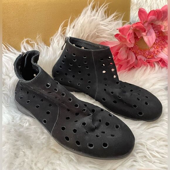 CC Resorts HOPE Black Nubuck Perforated Ankle Booties 7 - Picture 1 of 7